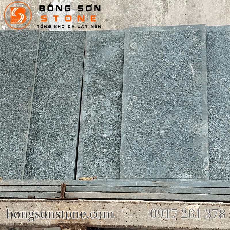 Thi công đá băm xanh 30x60x1.8cm lát sân cho nhà phố, biệt thự, khuôn viên 2 Đá băm xanh 30x60x1,8cm là vật liệu thịnh hành trong thiết kế kiến trúc