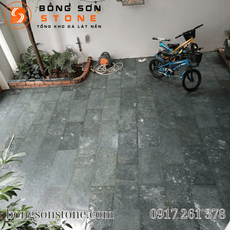 Thi công đá băm xanh 30x60x1.8cm lát sân cho nhà phố, biệt thự, khuôn viên 3 Đá băm xanh 30x60x1.8cm lát sân đang là lựa chọn hàng đầu trong thi công lát sân cho nhà phố, biệt thự và các khuôn viên