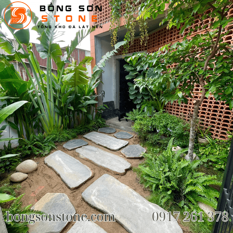 Trang trí sân vườn bằng đá bước dạo kết hợp sỏi đẹp chuẩn kiến trúc sư 3 Đá bước dạo ít bị ảnh hưởng bởi thời tiết, không bị mục nát hay biến dạng