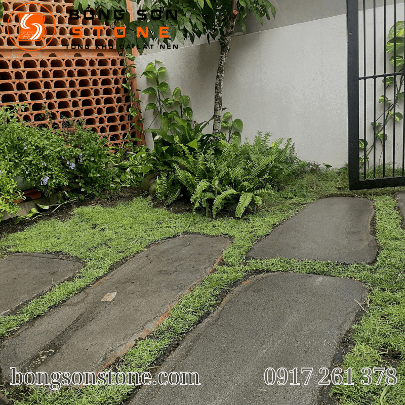 Trang trí sân vườn bằng đá bước dạo kết hợp sỏi đẹp chuẩn kiến trúc sư 5 Tận dụng sự đối lập giữa những phiến đá bước dạo khổ lớn 1200x500cm và 50x60cm để tạo điểm nhấn