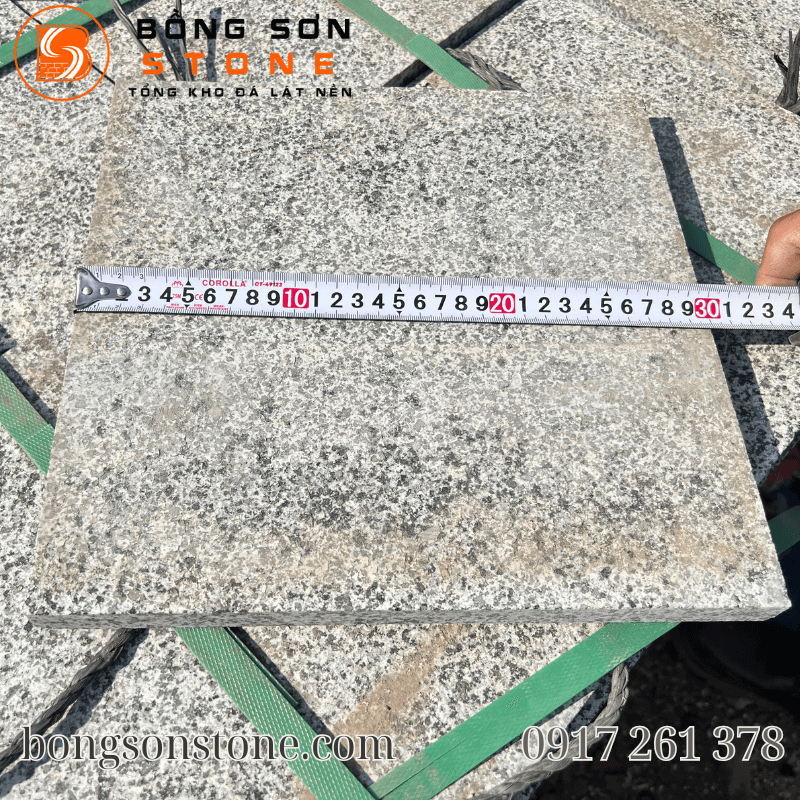 Đá Granite đen sông Hinh khò mặt 30x30x2cm – Bền chắc, chống trơn, lý tưởng lát sân 3 Đá granite đen Sông Hinh có kết cấu hạt khoáng siêu bền, khả năng chịu lực nặng,