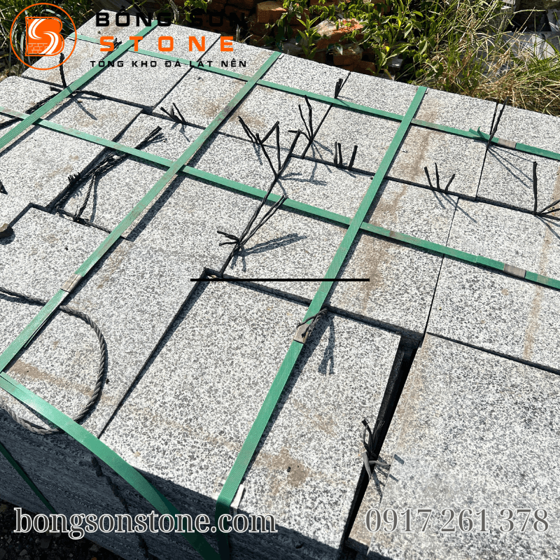 Đá Granite đen sông Hinh khò mặt 30x30x2cm – Bền chắc, chống trơn, lý tưởng lát sân 5 Bồng Sơn Stone chuyên cung cấp đá granite khò mặt 30x30 chuẩn chất lượng