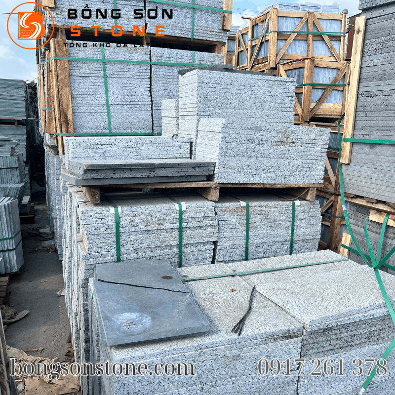 Đá xám bông khò 30×60x2cm lát sân trang trí – bền đẹp, chống trơn, dễ thi công 3 Đá xám bông khò 30×60 lát sân không chỉ được sử dụng linh hoạt