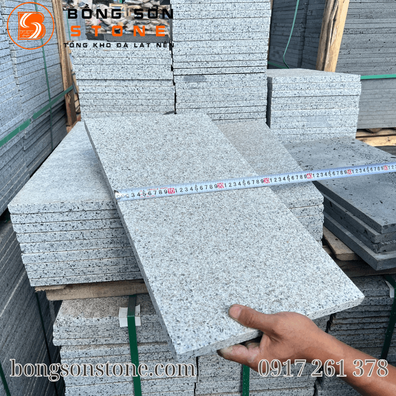 Đá xám bông khò 30×60x2cm lát sân trang trí – bền đẹp, chống trơn, dễ thi công 4 Kích thước chuẩn 30×60cm giúp quá trình thi công nhanh chóng