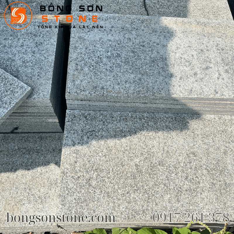 Đá xanh Ninh Thuận khò mặt 30x60x2cm lát sân, vỉa hè, đường đi 3 Bề mặt đá được xử lý khò lửa, tạo ra độ nhám tự nhiên giúp tăng ma sát