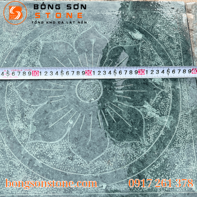 Đá xanh Thanh Hoá khắc hoa văn được gia công bề mặt khò nhám hoặc mài mịn, kết hợp hoa văn cổ truyền