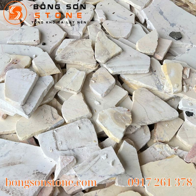 Đá rối vàng là một loại đá tự nhiên được chẻ thô ngẫu nhiên thành các hình dáng không đồng đều