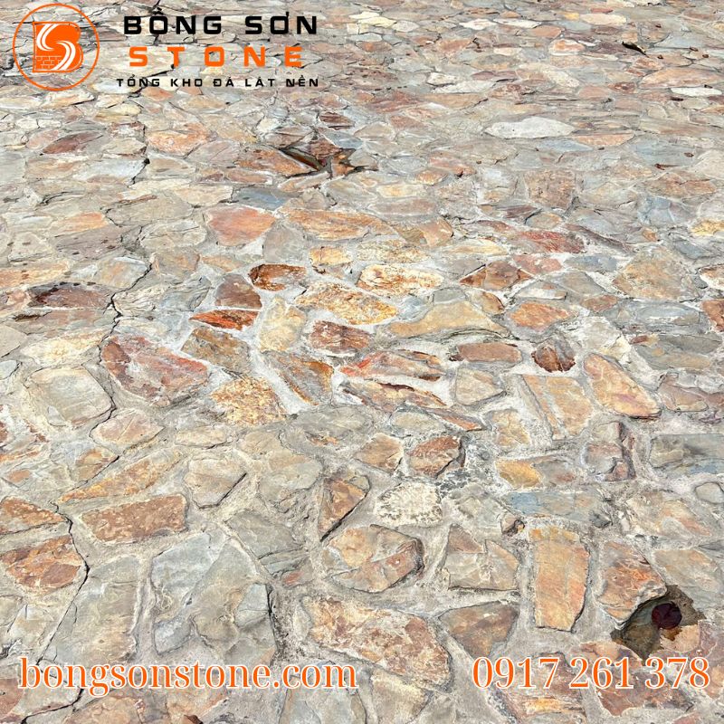 So sánh đá rối vàng và đá rối đen ốp tường: Nên chọn loại nào? 2 Đá rối tự nhiên là loại đá được chẻ thô thủ công hoặc bằng máy thành các mảnh có hình dáng và kích thước ngẫu nhiê