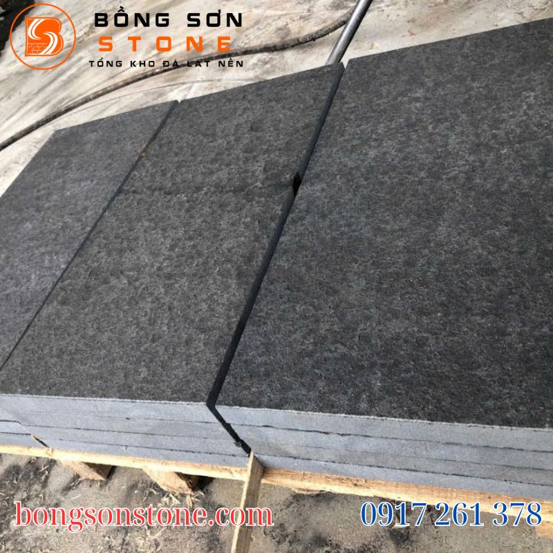 Top 5 mẫu đá lát nền phòng khách đẹp, sang trọng được ưa chuộng nhất 4 Đá bazan lát nền phòng khách màu xám đậm, phong cách tối giản, bề mặt khò chống trơn