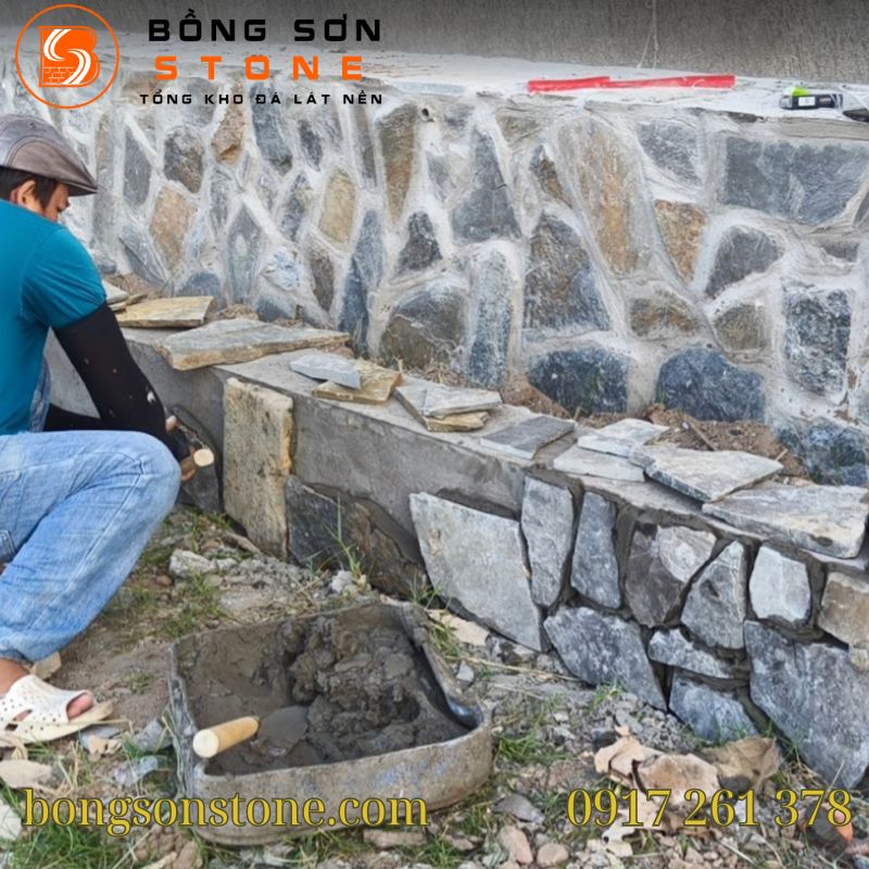 Hình ảnh cận cảnh gạch chân tường được ốp ngoài sân