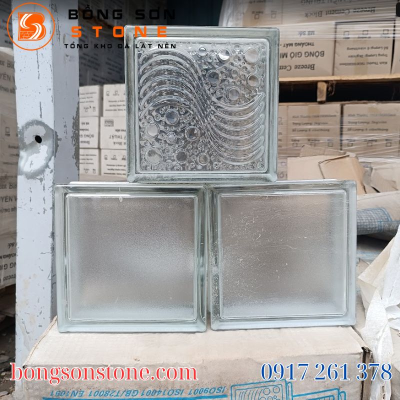 Hình ảnh gạch kính lấy sáng vật liệu xây dựng mang lại ánh sáng tự nhiên cho nhà phố