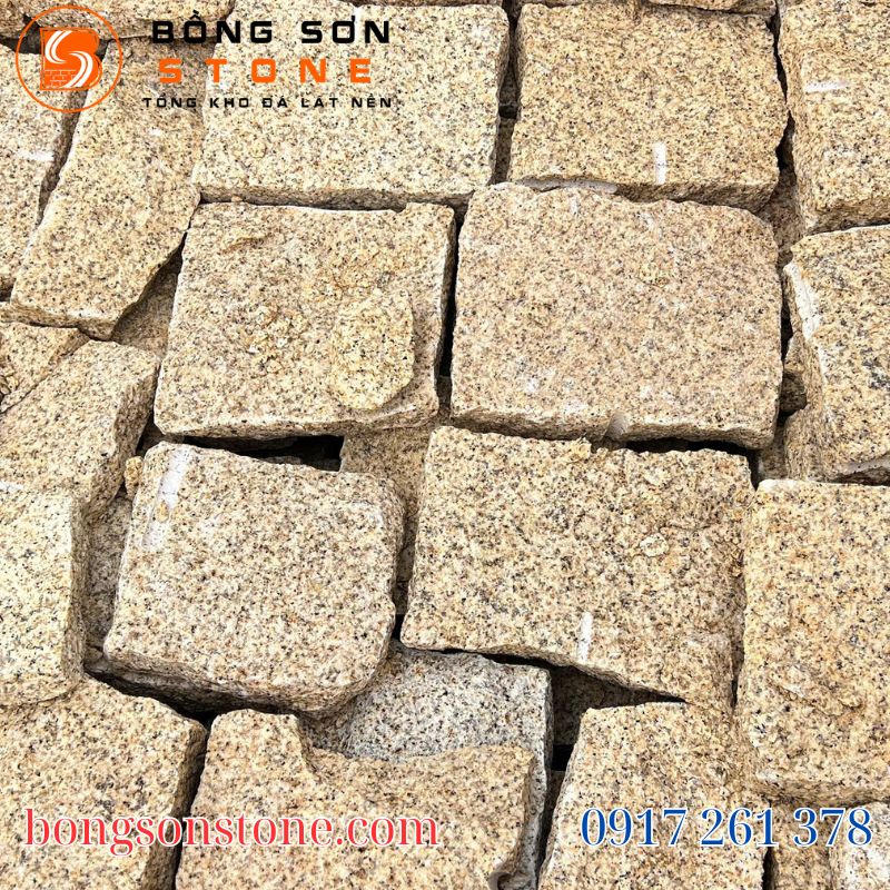 Top 6+ Mẫu Đá Chẻ Ốp Chân Tường Đẹp Được Ưa Chuộng Nhất 4 Đá chẻ vàng ánh kim nổi bật với sắc vàng ấm, tăng vẻ sang trọng cho ngoại thất.