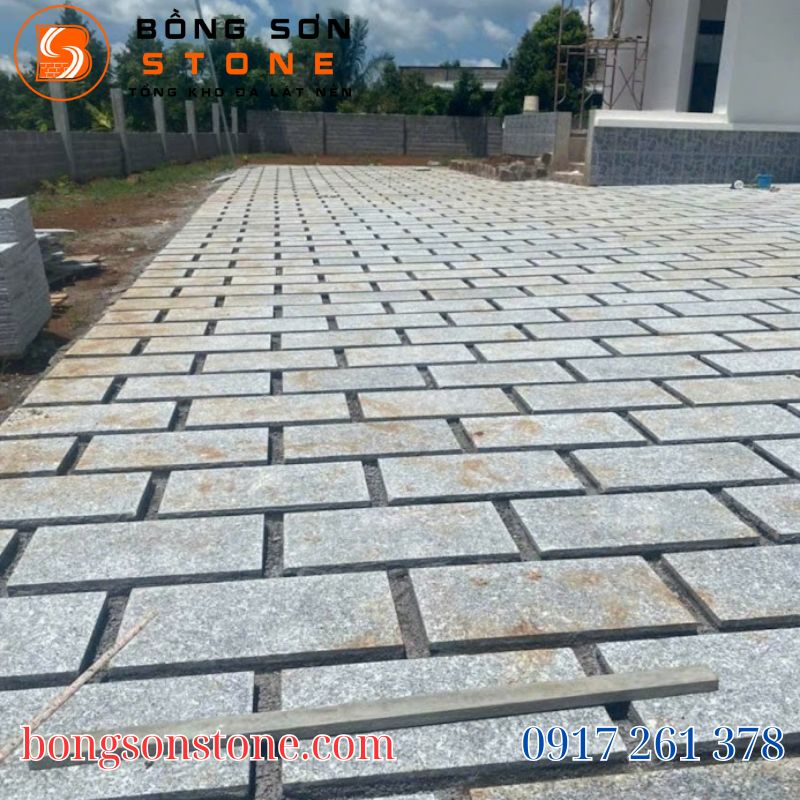 Cận cảnh cấu trúc đá lát sân vườn biệt thự đặc khít chống thấm nước tuyệt đối.