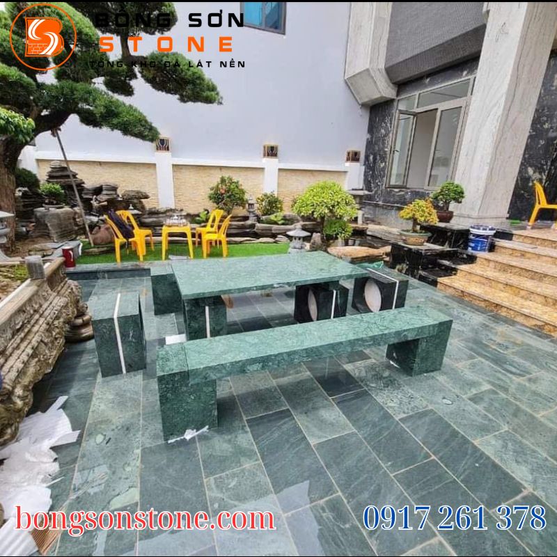 Sắc xanh trầm mặc của đá Thanh Hóa tạo nên vẻ đẹp tĩnh lặng và đẳng cấp cho không gian ngoại thất