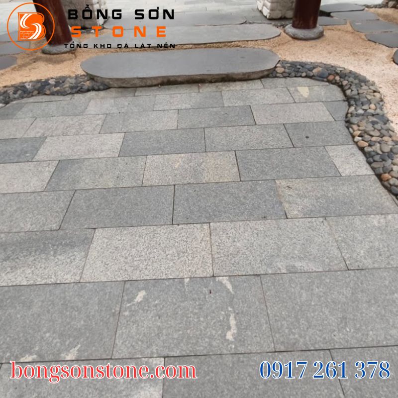Đá ong xám Lava lát sân vườn biệt thự kiến tạo không gian xanh mộc mạc