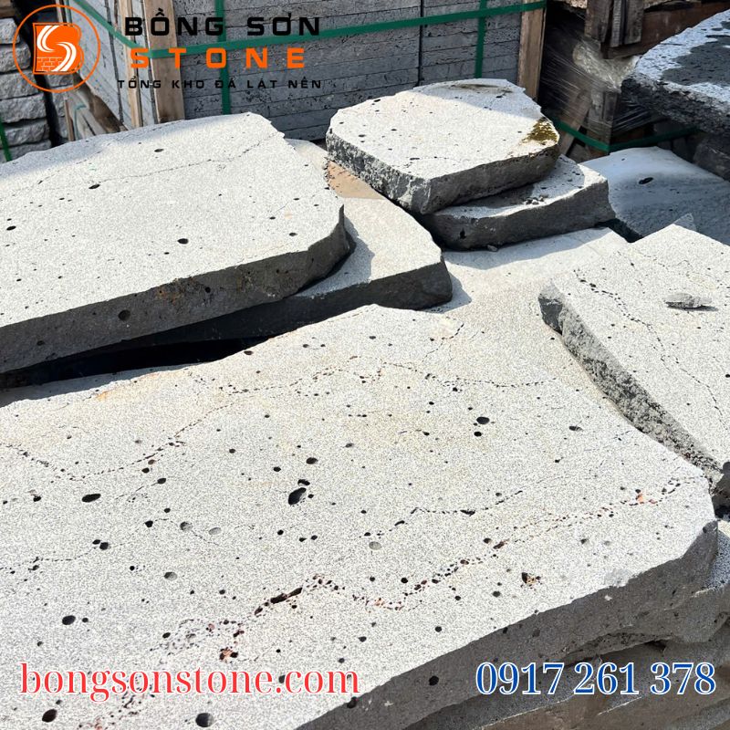 Đá lát sân vườn trồng cỏ đẹp – Giải pháp trang trí sân vườn tự nhiên bền vững 3 Đá tự nhiên có độ cứng cao, chịu lực tốt, giúp lối đi sân vườn trồng cỏ bền đẹp và sử dụng lâu dài.