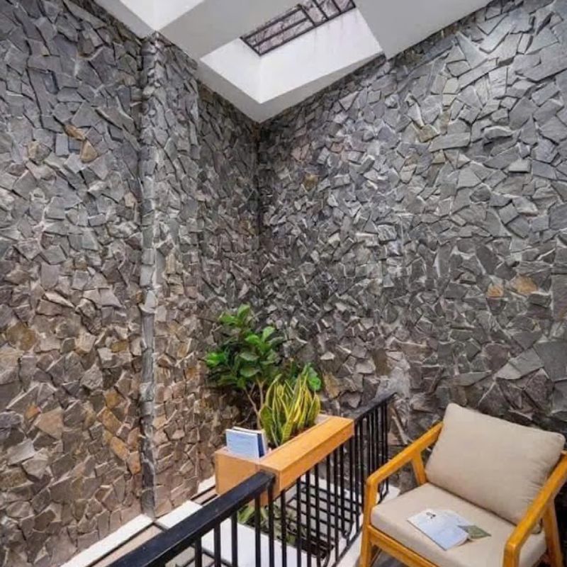 Đá tự nhiên là giải pháp bảo vệ tường giếng trời khỏi tác động khắc nghiệt của thời tiết.