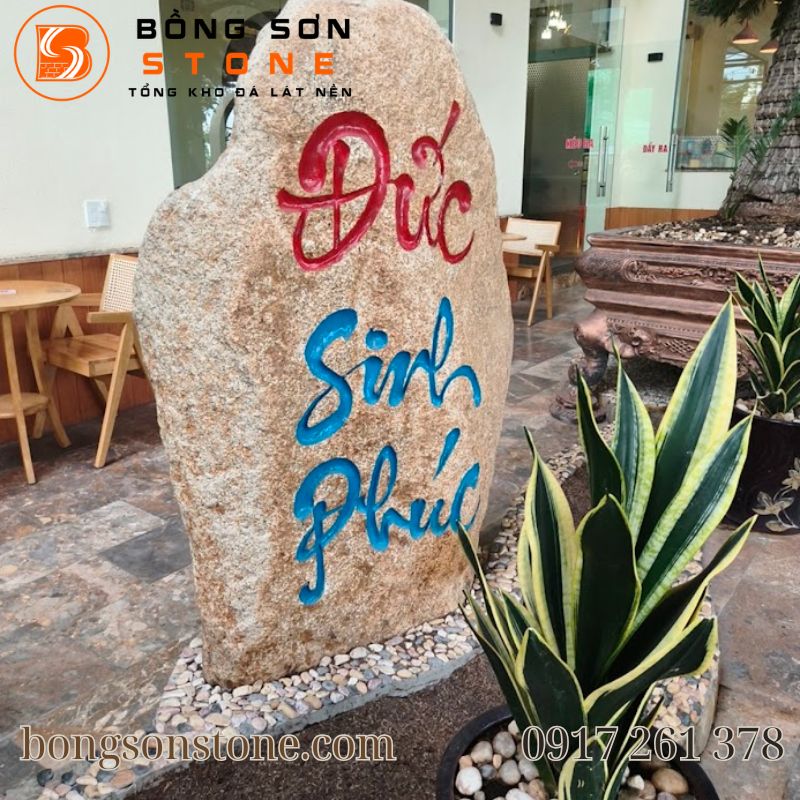 Biển tên đá tảng khắc chữ thường được đặt tại cổng khu du lịch hoặc khu sinh thái.