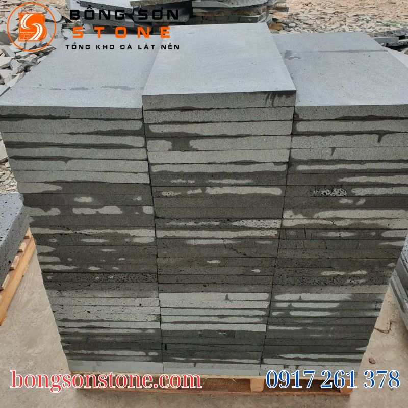 Giá đá bazan lát sân vườn hiện nay – phân loại và báo giá tham khảo 3 Đá bazan lát sân vườn có khả năng chống trơn trượt, chịu lực tốt và thích hợp cho các công trình ngoài trời.
