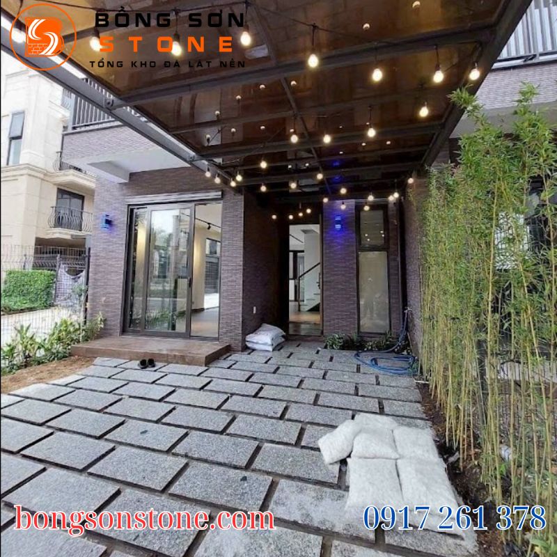 Đá tự nhiên lát sân vườn được ưa chuộng nhờ độ bền và tính thẩm mỹ cao