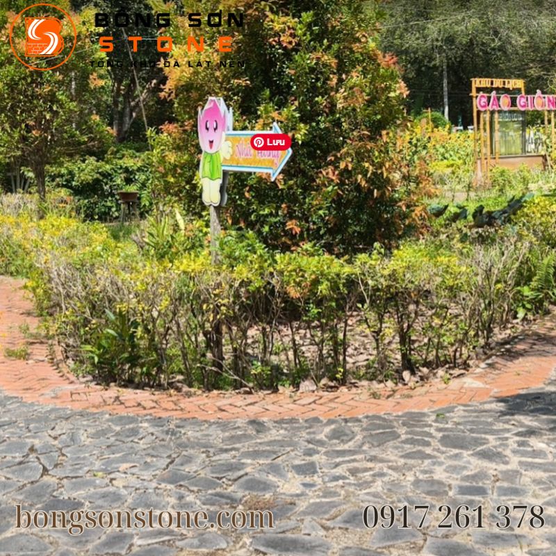 Quy trình thi công chuẩn: Kết hợp kích thước đá lát sân vườn phù hợp và kỹ thuật xử lý nền kỹ lưỡng để công trình luôn bền đẹp.