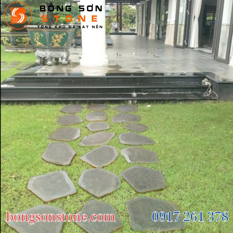 Hình ảnh toàn cảnh một sân vườn biệt thự sang trọng, nơi sự kết hợp giữa các khổ đá lớn nhỏ tạo nên nhịp điệu kiến trúc hài hòa