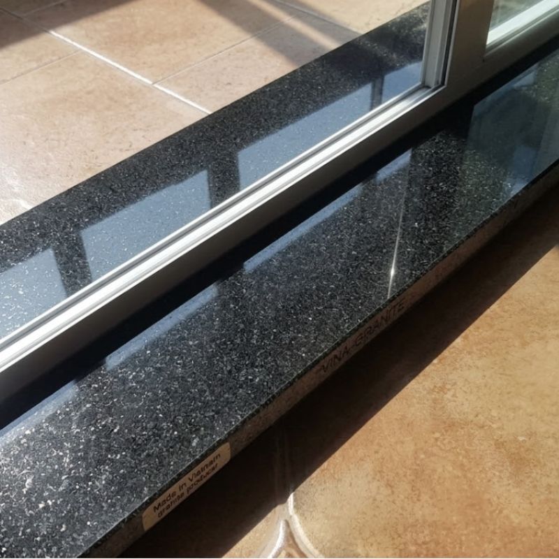   Hình ảnh so sánh ngạch cửa với bậc tam cấp và khung cửa trong thực tế thi công.