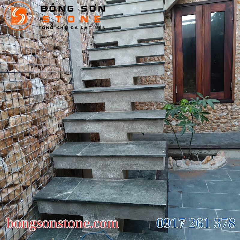 Mẫu cầu thang phối quá nhiều màu gây rối mắt và mẫu đá bóng trơn thiếu an toàn