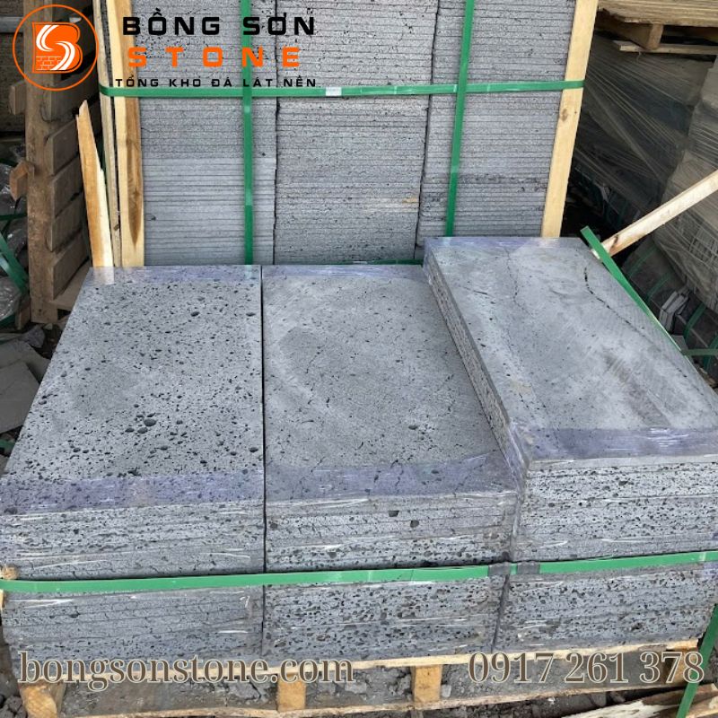 Cầu thang nên ốp đá gì chống trơn trượt? Đá ong xám, Bazan xám khò mặt là gợi ý an toàn tuyệt đối.