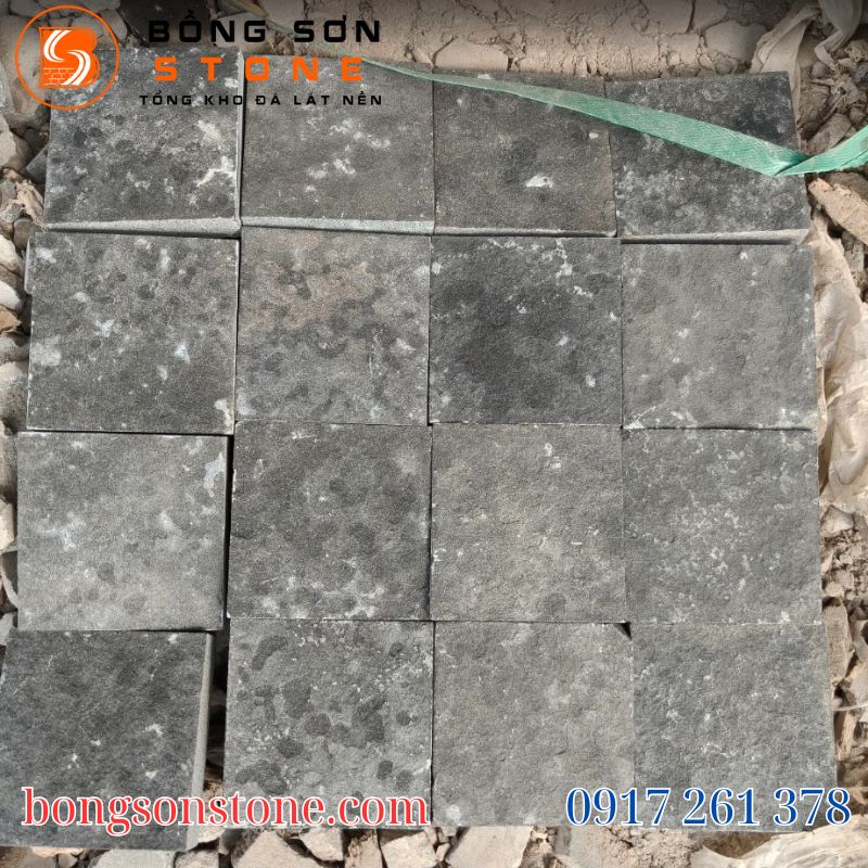 Cận cảnh bề mặt xù xì, màu đen đậm và khả năng chống trơn trượt của đá bazan khò lửa.