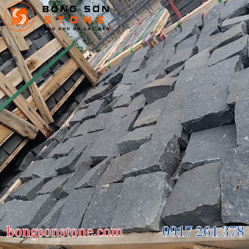 So sánh 4 loại bề mặt đá bazan: Khò lửa, Băm mặt, Mài mờ và Cubic thô mộc.