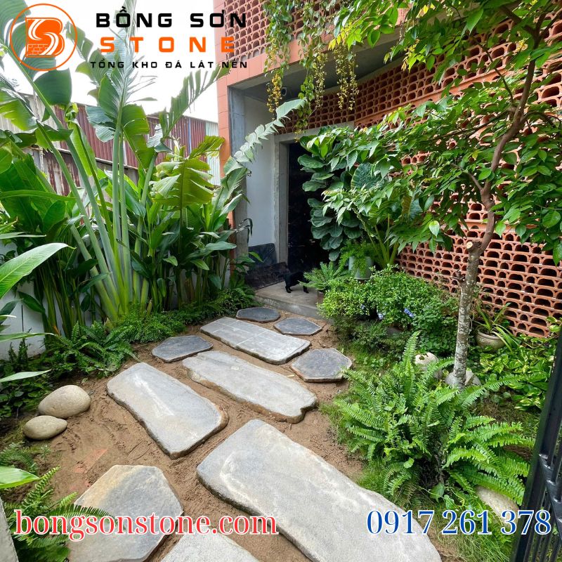 Sân vườn biệt thự hiện đại sử dụng đá bazan lát sân màu xám đen bền đẹp tự nhiên.