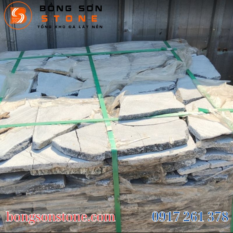 Đá Rối Đen Ánh Kim Tự Nhiên Lát Nền Ốp Tường Cao Cấp 2 Điểm đặc biệt của loại đá này là khi gặp ánh sáng (đèn hoặc ánh nắng), bề mặt đá sẽ phản chiếu nhẹ tạo hiệu ứng lấp lánh