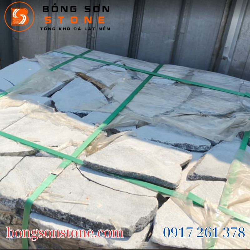 Đá Rối Đen Ánh Kim Tự Nhiên Lát Nền Ốp Tường Cao Cấp 3 Bề mặt chẻ tự nhiên giúp tăng độ ma sát, hạn chế trơn trượt khi đi lại