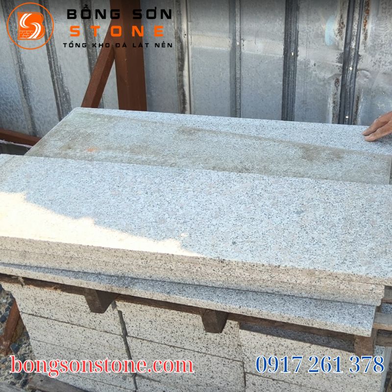 Đá Tím Hoa Cà 30x90cm – Đá Lát Nền Cao Cấp Cho Công Trình Hiện Đại 11 Kích thước 30x90cm tạo lối đi dài, hiện đại, rất phù hợp với sân vườn biệt thự, quán cafe