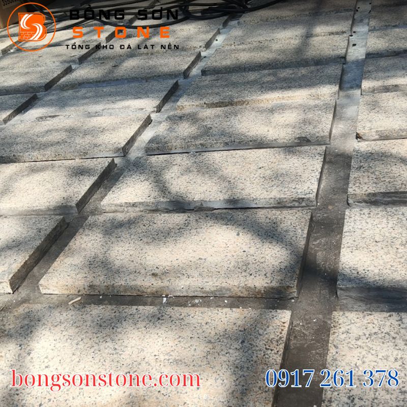 Mẫu đá granite với màu sắc, kích thước và bề mặt khác nhau, thể hiện sự chênh lệch giá theo từng loại trên thị trường.
