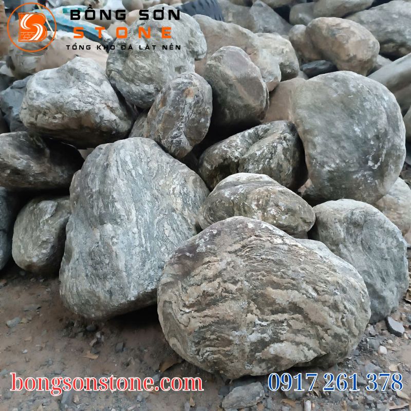 Đá cuội vân mây nổi bật với bề mặt nhẵn và vân đá tự nhiên đẹp mắt, phù hợp trang trí sân vườn