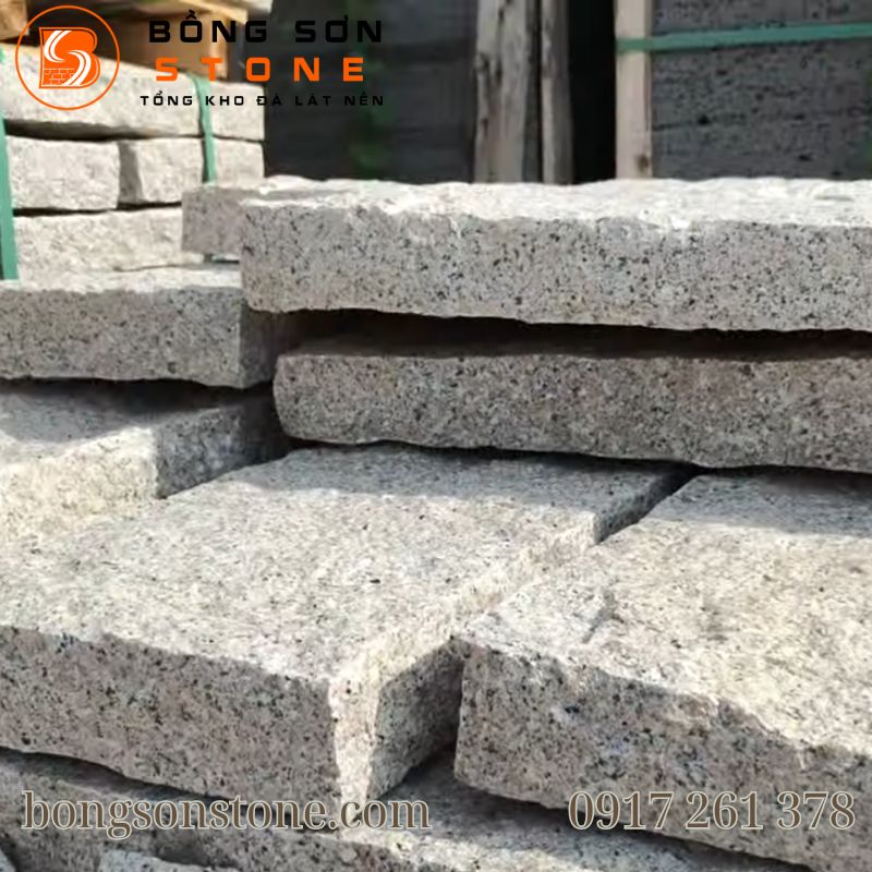 Đá bước dạo Granite sở hữu màu sắc tự nhiên giúp không gian ngoại thất hài hòa hơn