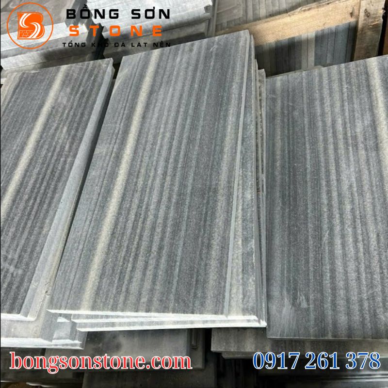 Đá sọc dưa bản dày băm mặt chịu lực tốt và hòa hợp với không gian sân vườn.