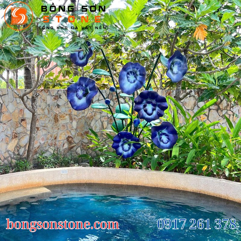 Phối màu đá ốp lát bể bơi hài hòa với kiến trúc tổng thể.