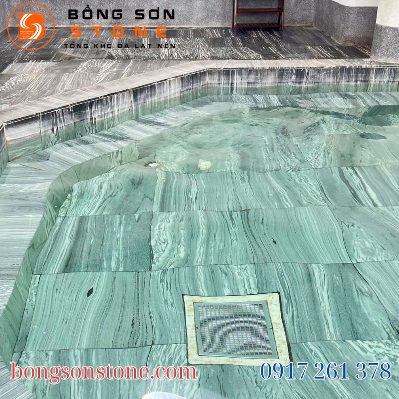 Hình ảnh thực tế đá ốp lát bể bơi cao cấp mang đến không gian sang trọng và bền đẹp.