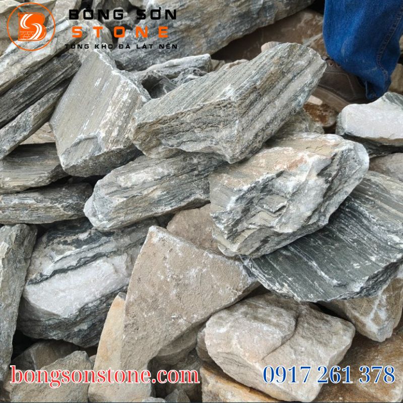    Cận cảnh đá cổ thạch tự nhiên có màu sắc trầm sang trọng, nhiều khe rãnh tự nhiên và hình dáng độc bản.