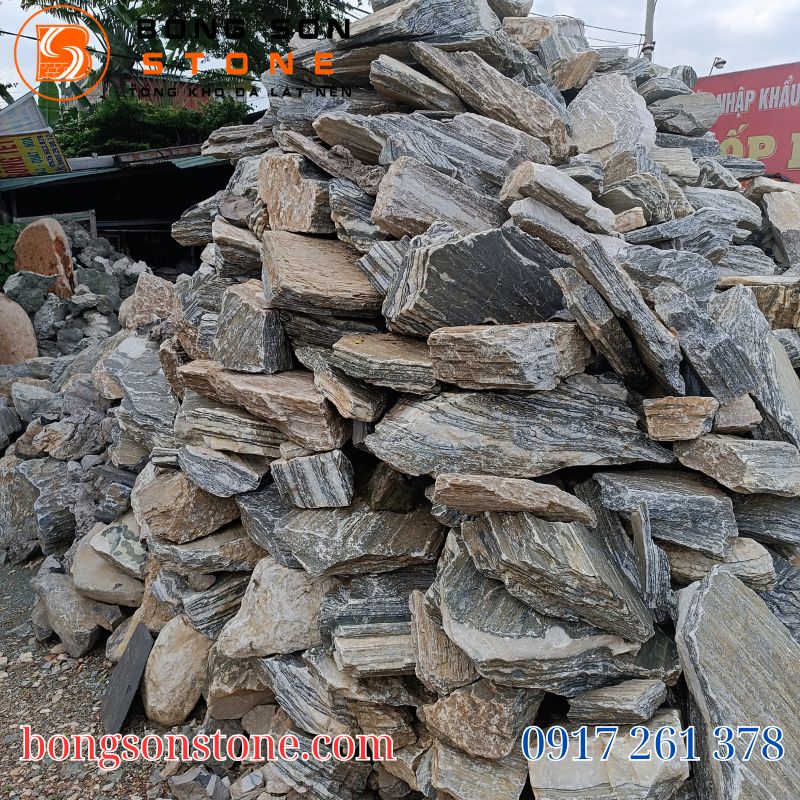 Hình ảnh những khối đá cổ thạch tự nhiên khai thác từ núi đá lâu năm với bề mặt sần cổ kính và đường vân độc đáo.