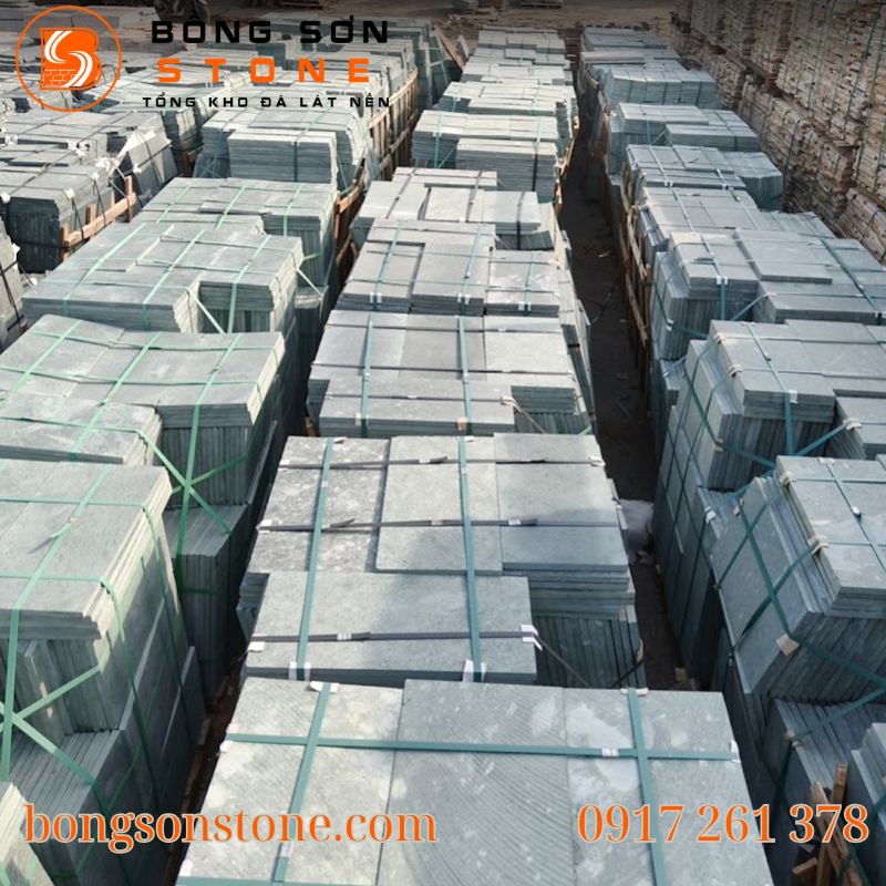 Chọn Đá Tự Nhiên Hay Đá Nung Kết? Ưu Nhược Điểm Chi Tiết 2 Cận cảnh bề mặt đá xanh tự nhiên với các vân đá sắc nét, độ bóng cao và kết cấu bền vững, lý tưởng cho mọi công trình xây dựng.