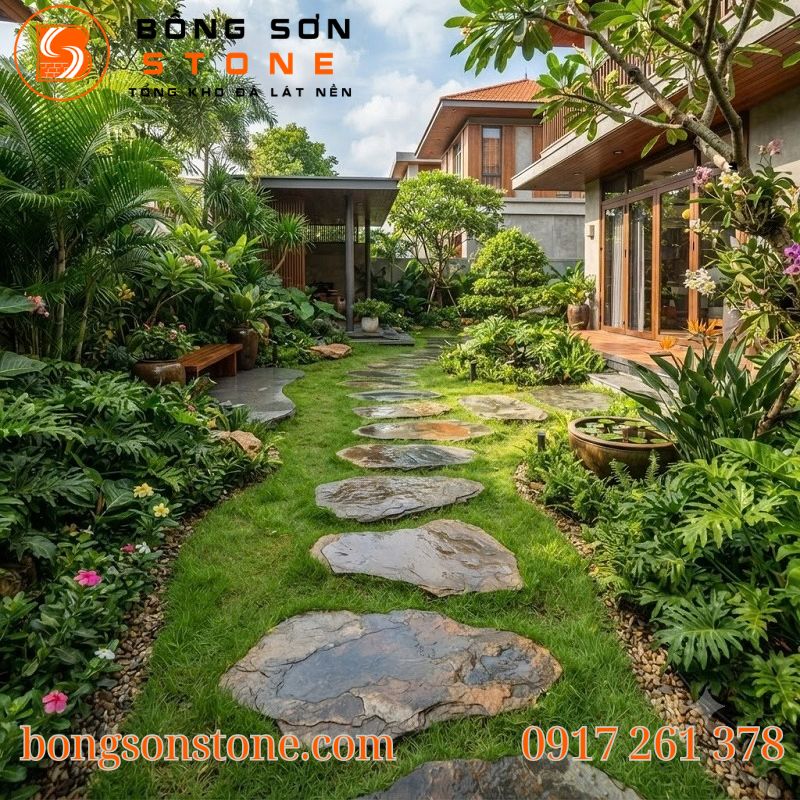 Lối đi ấn tượng tại một quán cà phê sân vườn hiện đại ở TP.HCM, sử dụng đá bazan khò nhám kết hợp sỏi trắng tinh tế 