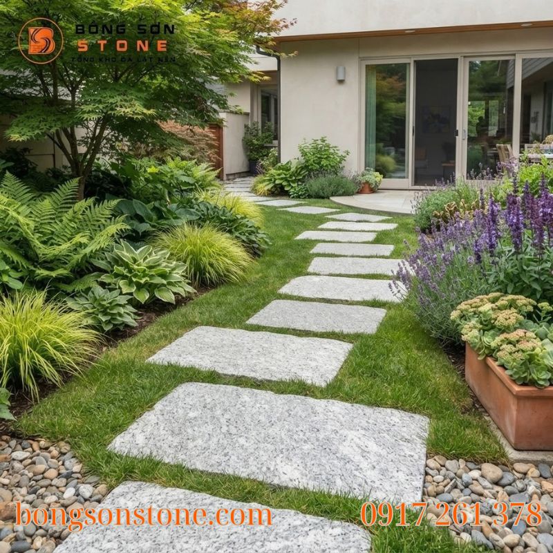 Lối đi sân vườn tinh tế với sự kết hợp hài hòa giữa đá granite trắng chấm đen và các mảng xanh, tạo điểm nhấn sang trọng cho công trình .