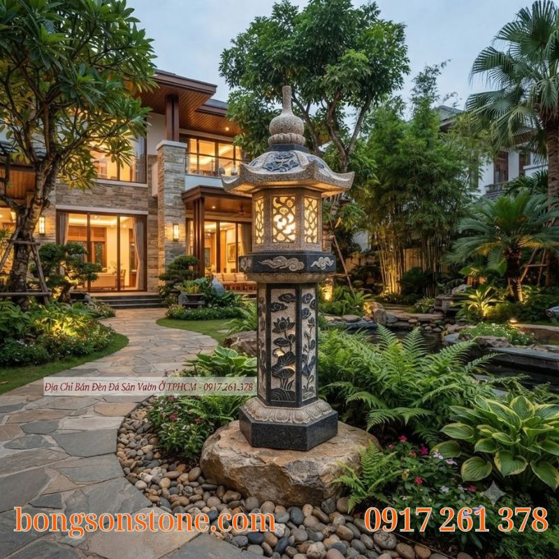 Hình ảnh minh họa cho khái niệm "Đèn đá sân vườn là gì? Có những đặc điểm nào nổi bật?" với mẫu đèn đá tự nhiên cao cấp đặt giữa không gian xanh